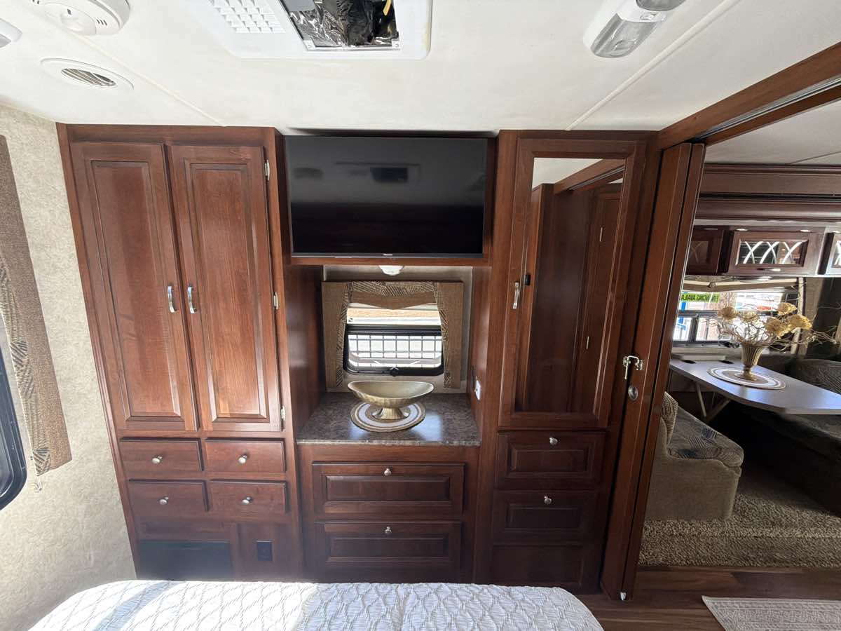 Ford Super Duty F-53 Motorhome photo 30