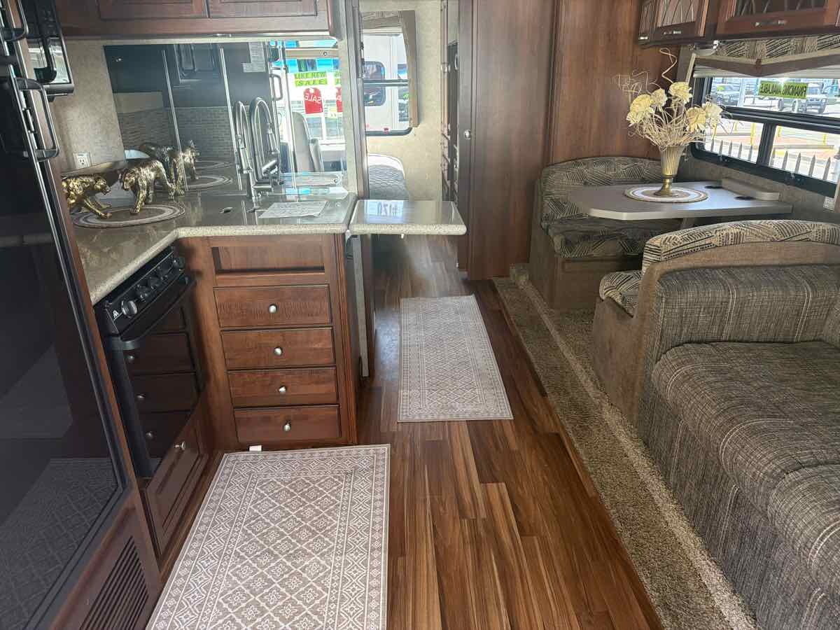 Ford Super Duty F-53 Motorhome photo 33