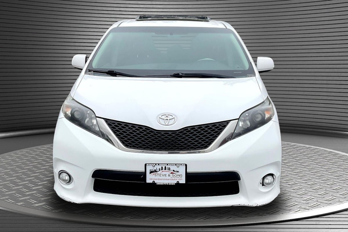 Toyota Sienna photo 2