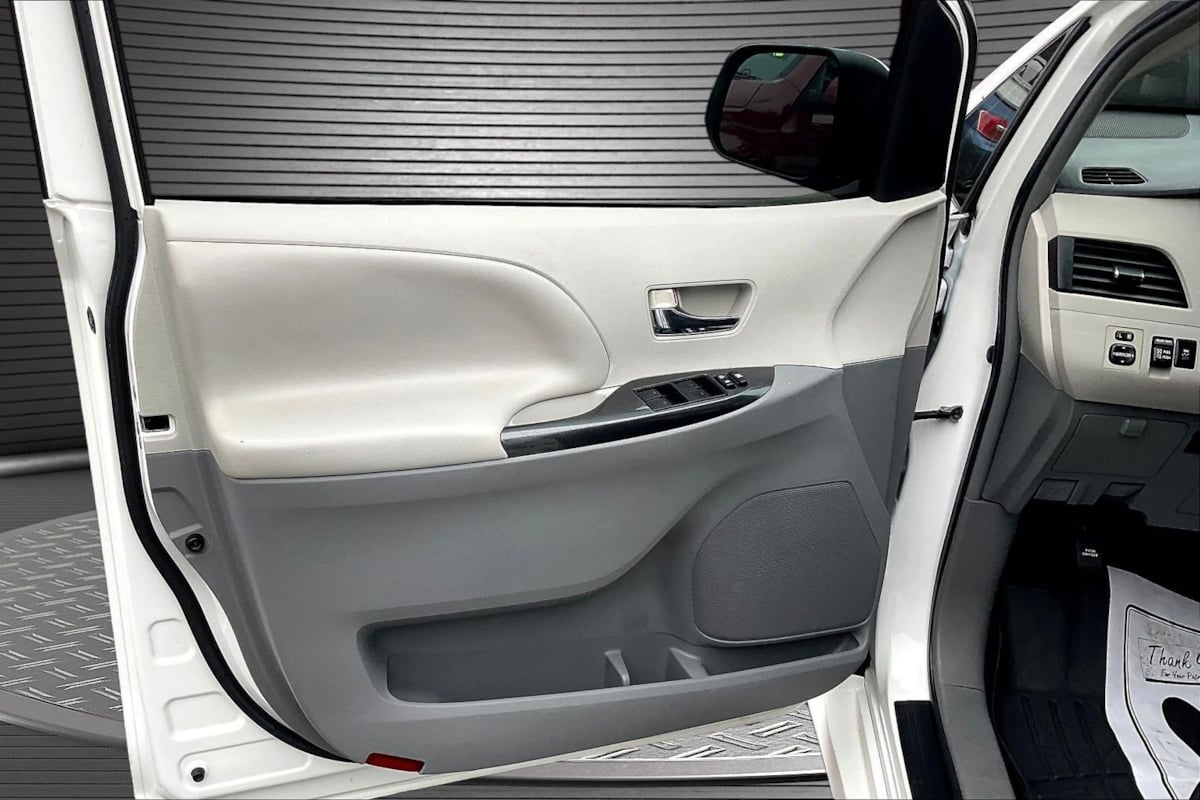 Toyota Sienna photo 19