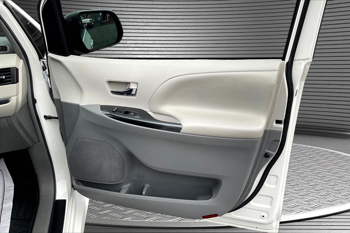Toyota Sienna photo 26