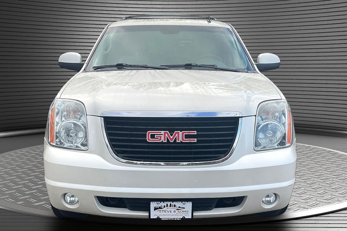 GMC Yukon photo 2