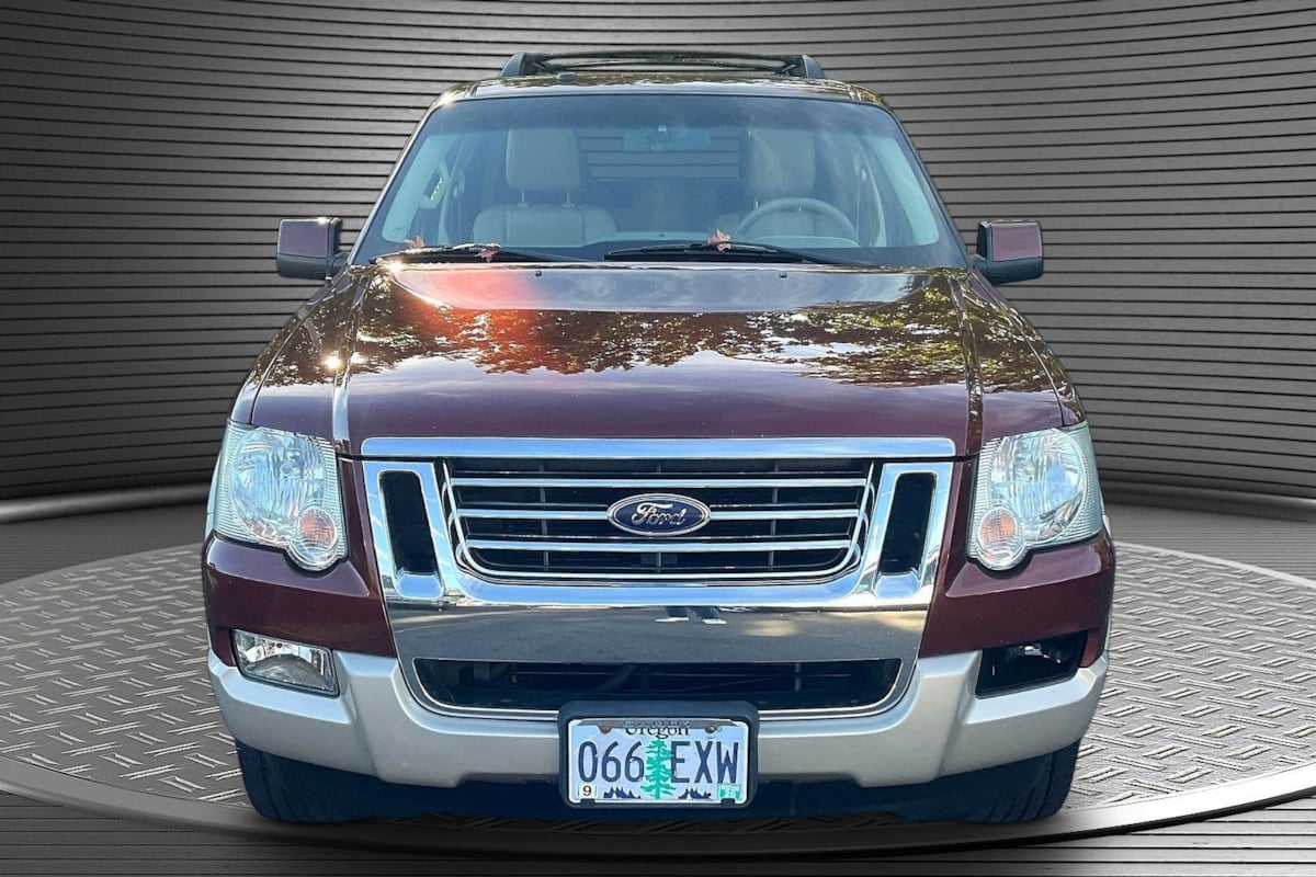 Ford Explorer photo 2