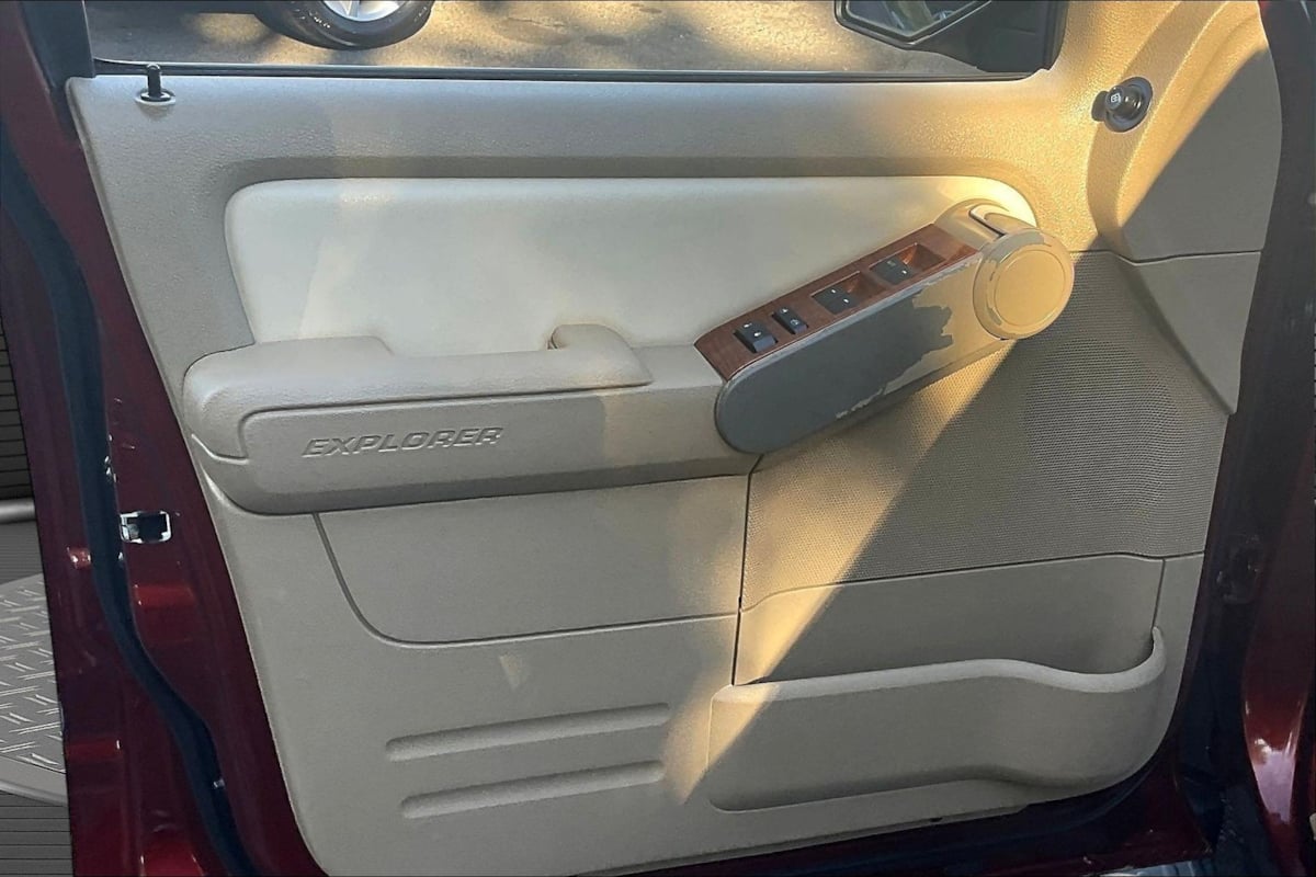 Ford Explorer photo 19