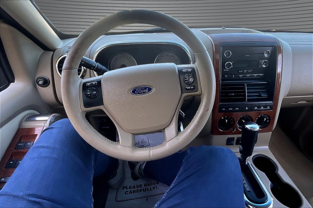 Ford Explorer photo 8