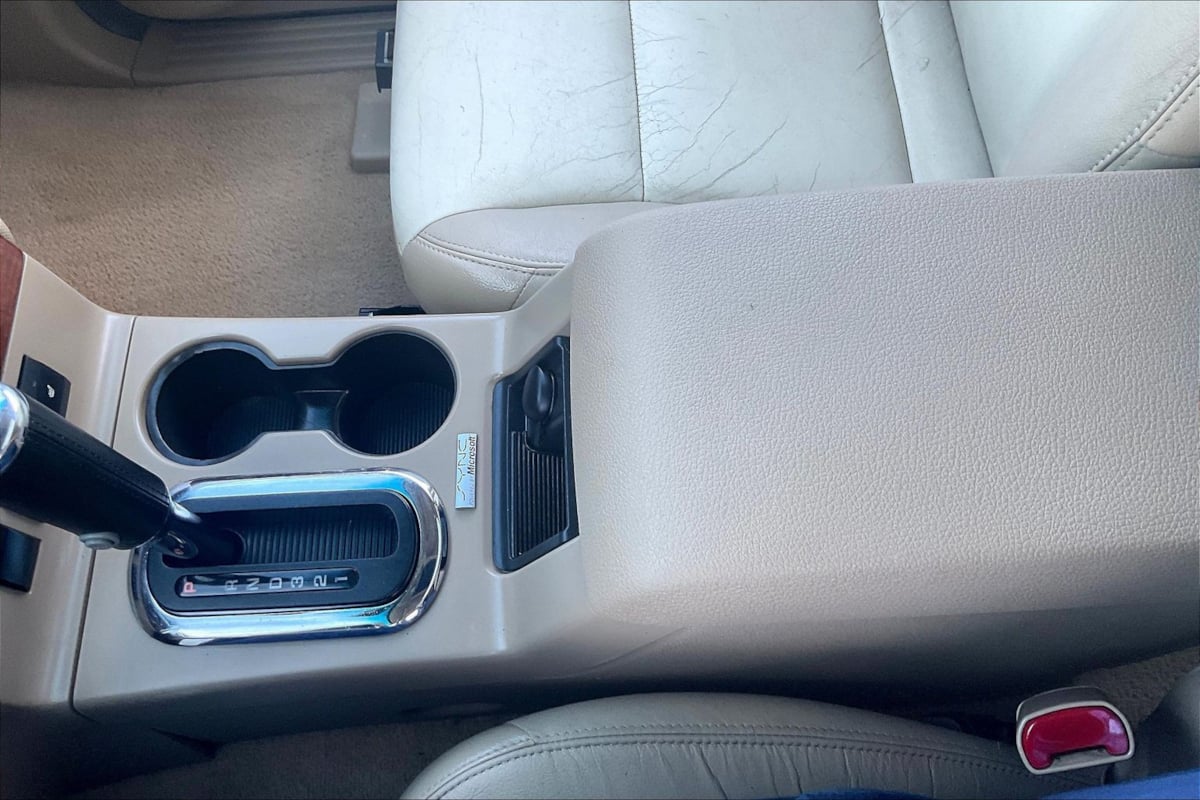 Ford Explorer photo 10