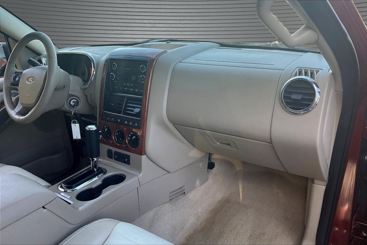 Ford Explorer photo 26