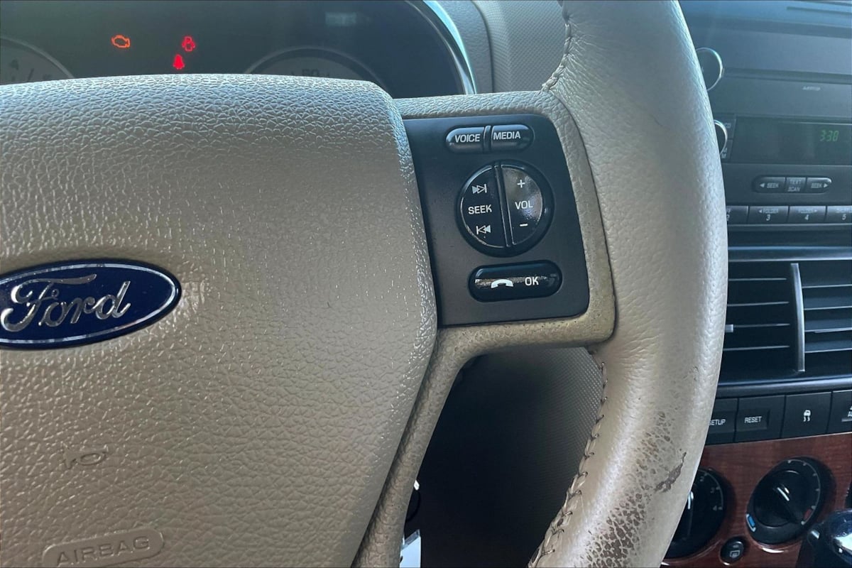 Ford Explorer photo 12