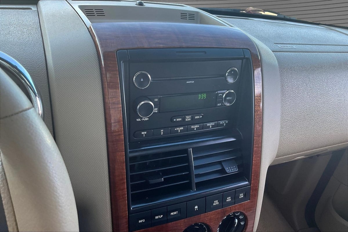 Ford Explorer photo 14