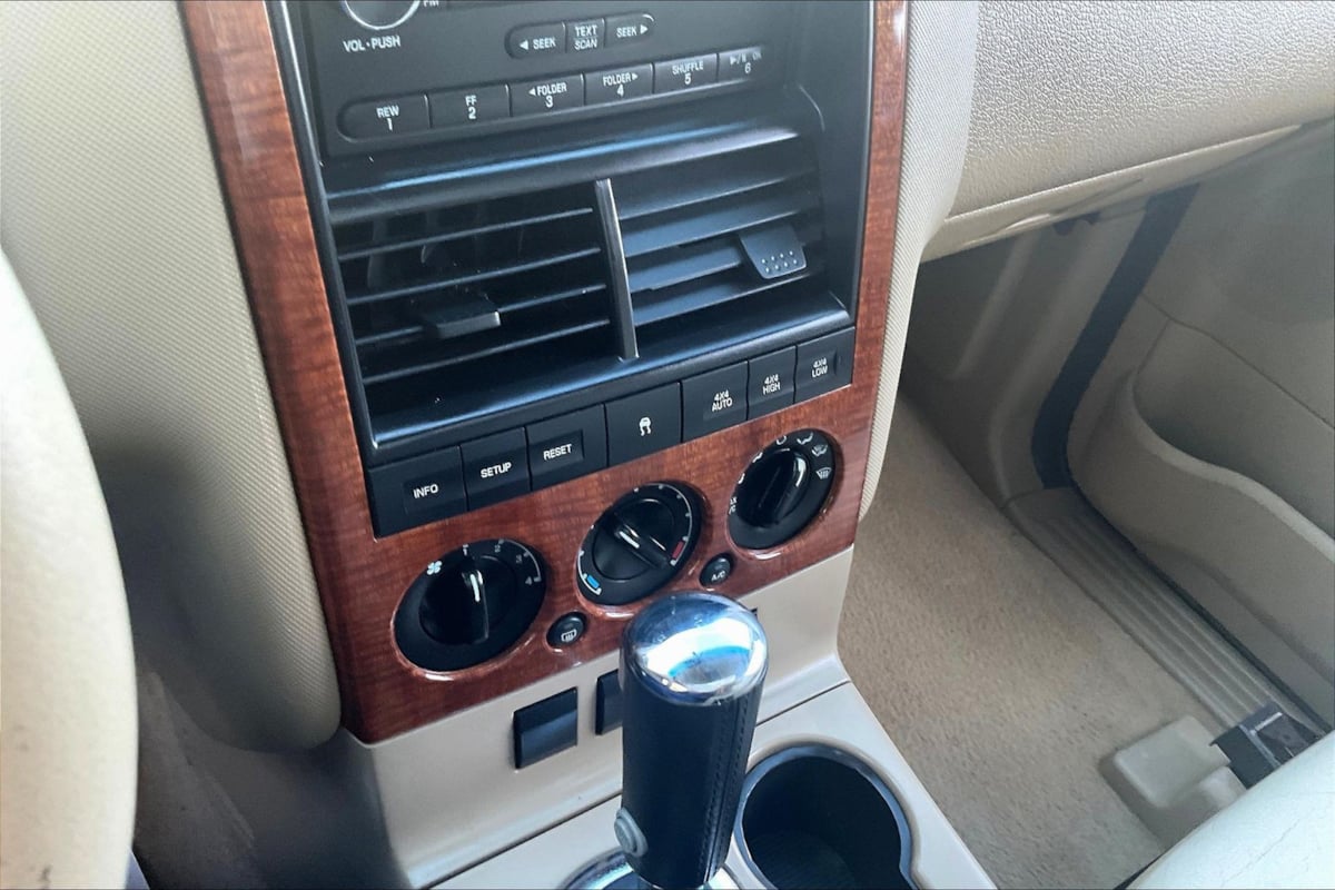 Ford Explorer photo 15
