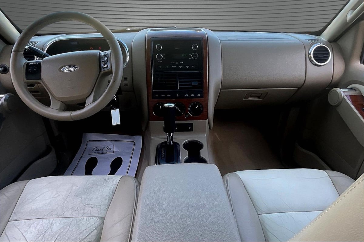 Ford Explorer photo 7