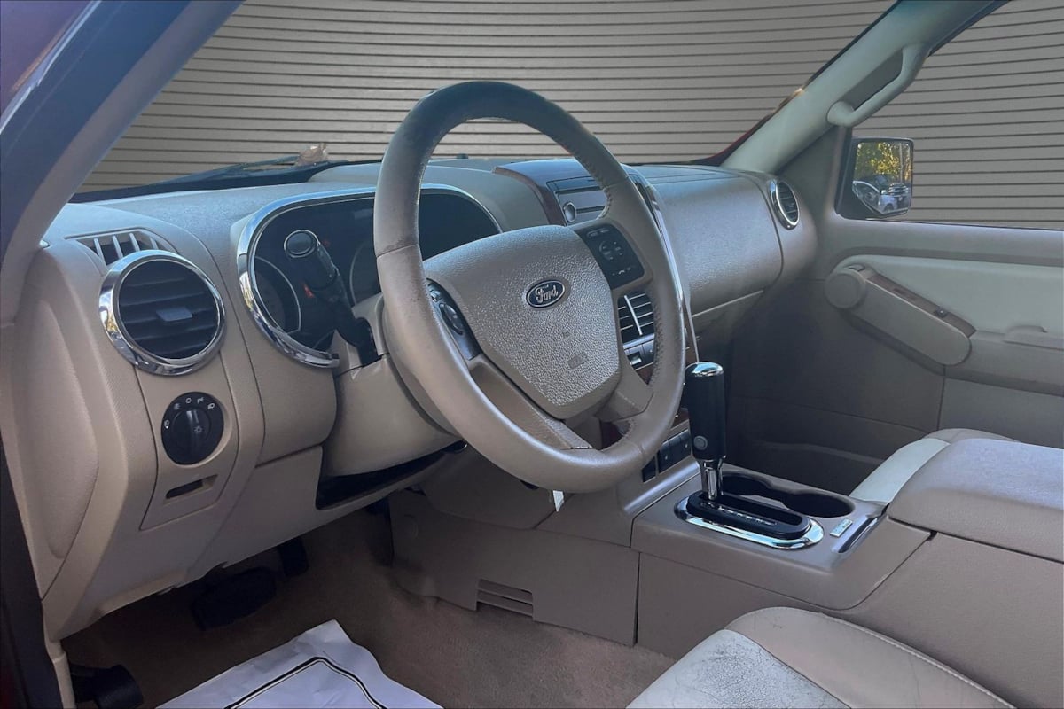 Ford Explorer photo 16