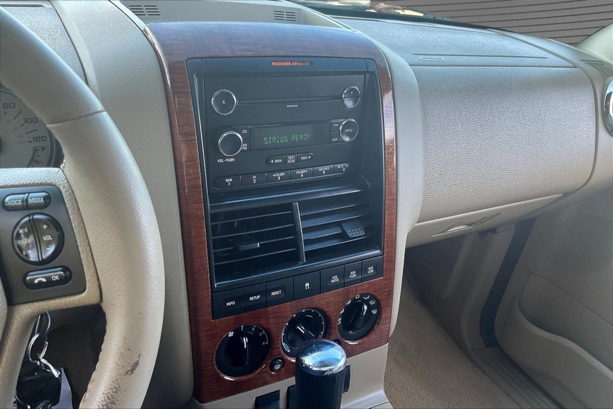 Ford Explorer photo 9