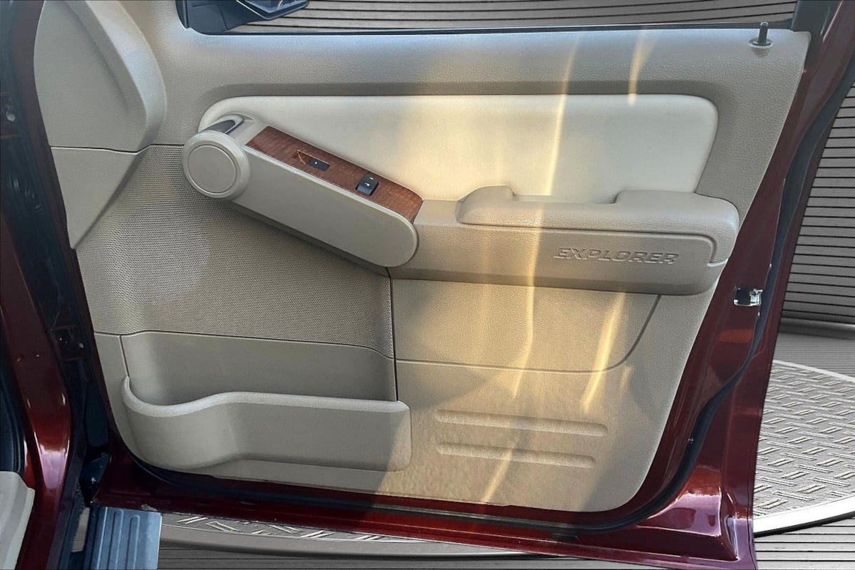 Ford Explorer photo 27