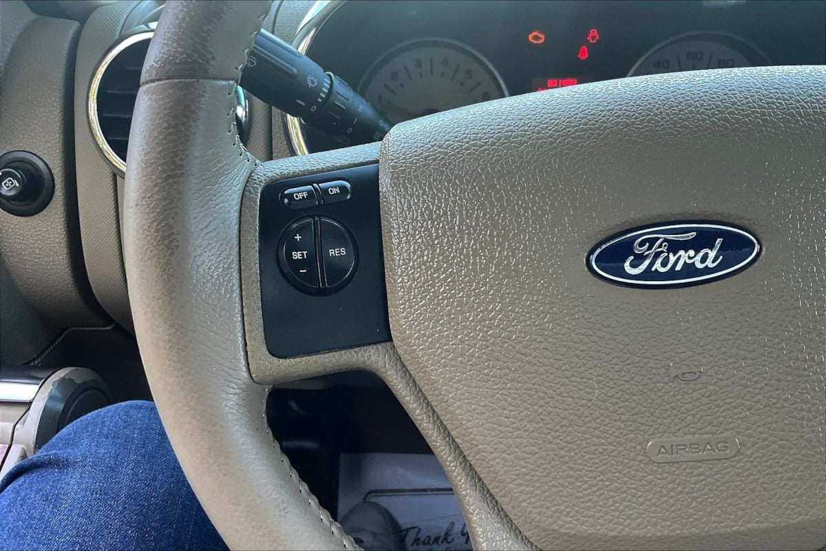 Ford Explorer photo 11