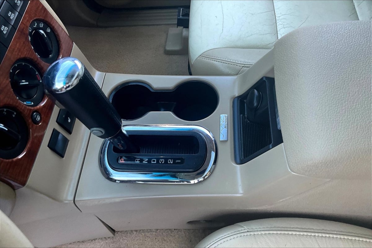 Ford Explorer photo 17