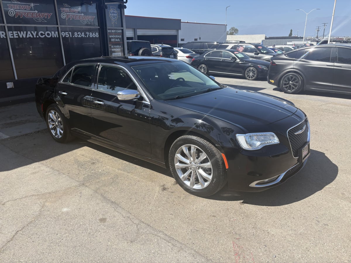 2018 Chrysler 300 Limited - Photo 3