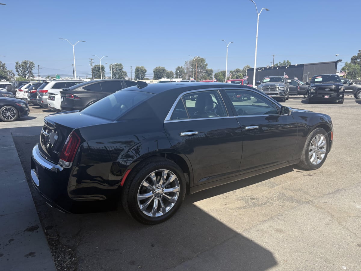 2018 Chrysler 300 Limited - Photo 4