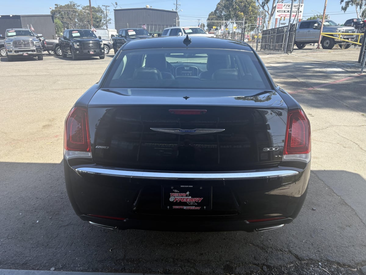 2018 Chrysler 300 Limited - Photo 5