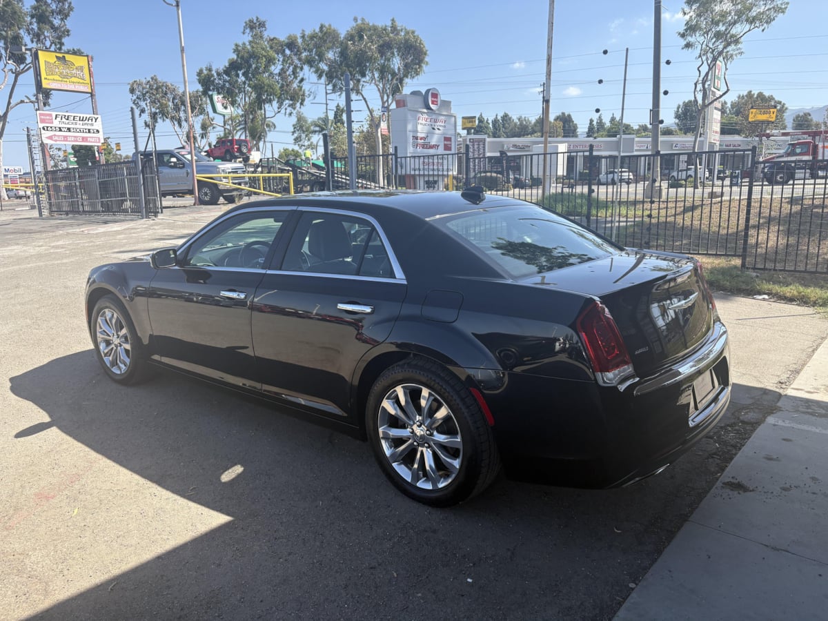 2018 Chrysler 300 Limited - Photo 6