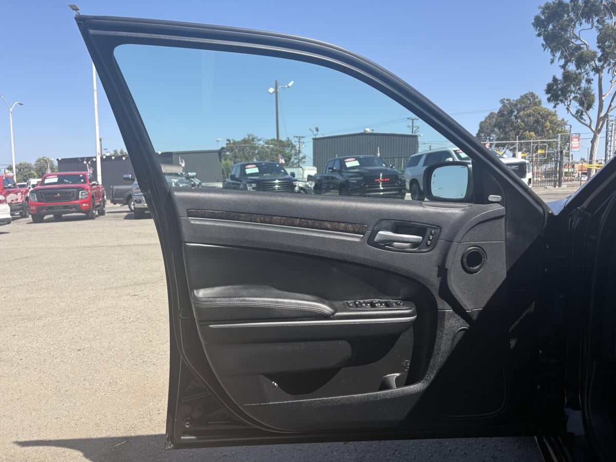 2018 Chrysler 300 Limited - Photo 7