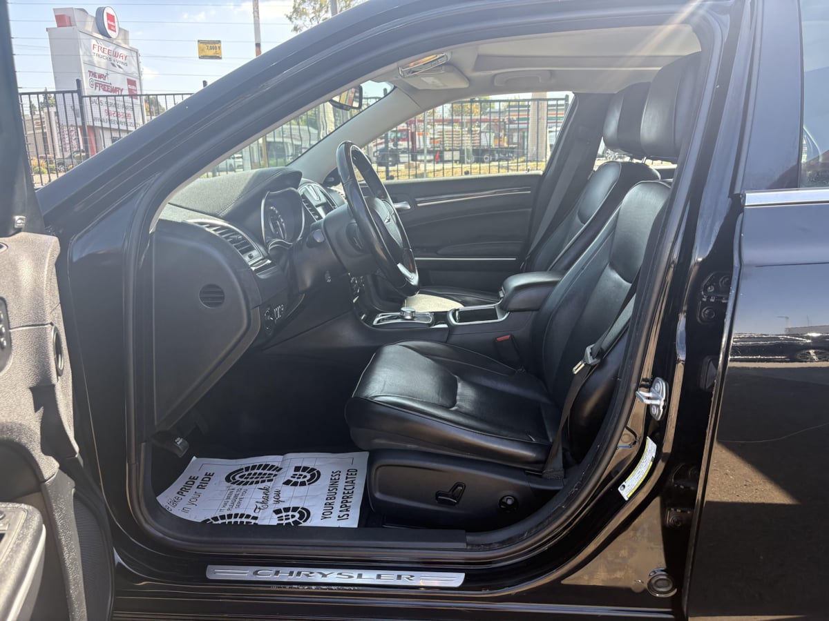2018 Chrysler 300 Limited - Photo 8