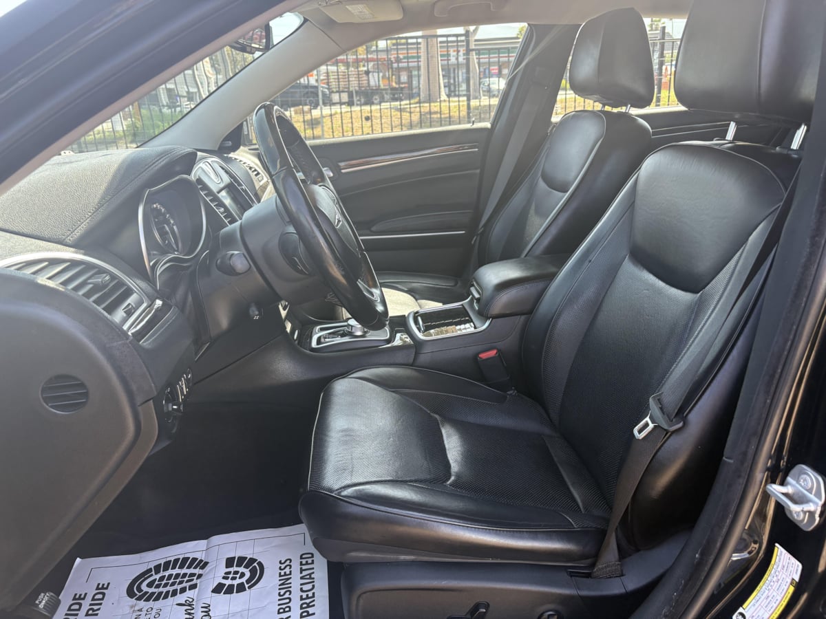 2018 Chrysler 300 Limited - Photo 9