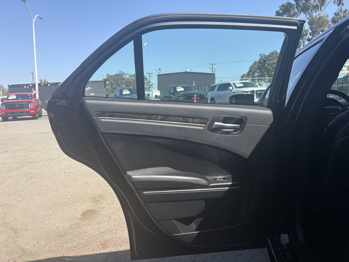 2018 Chrysler 300 Limited - Photo 10