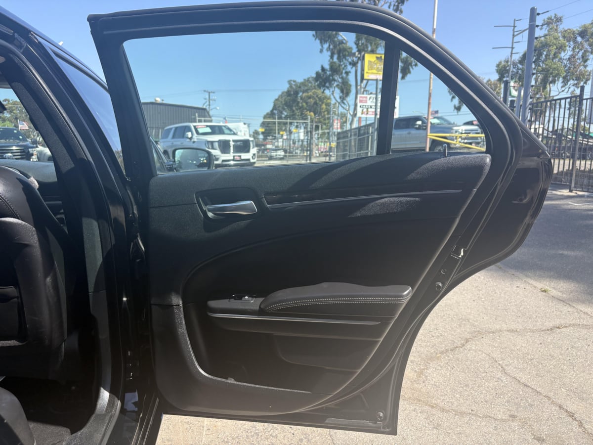 2018 Chrysler 300 Limited - Photo 13