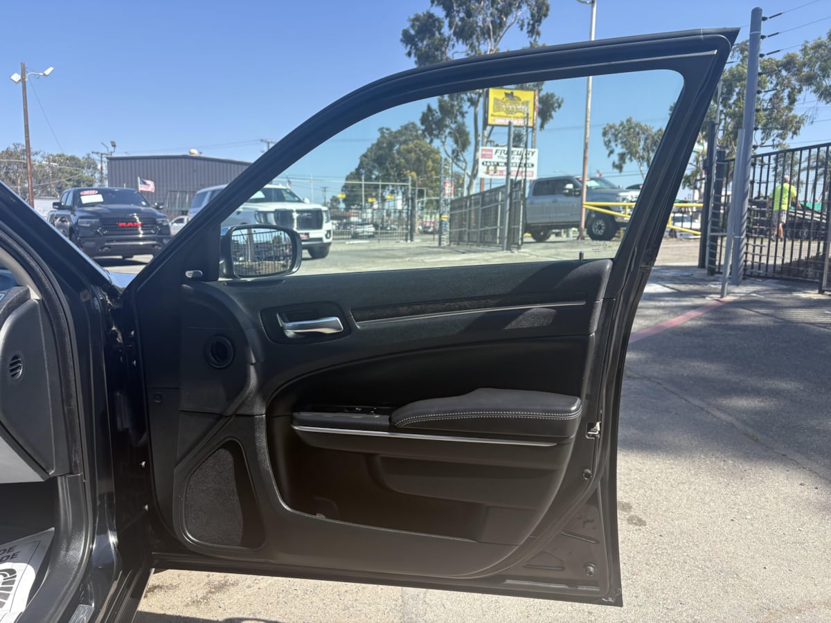 2018 Chrysler 300 Limited - Photo 15