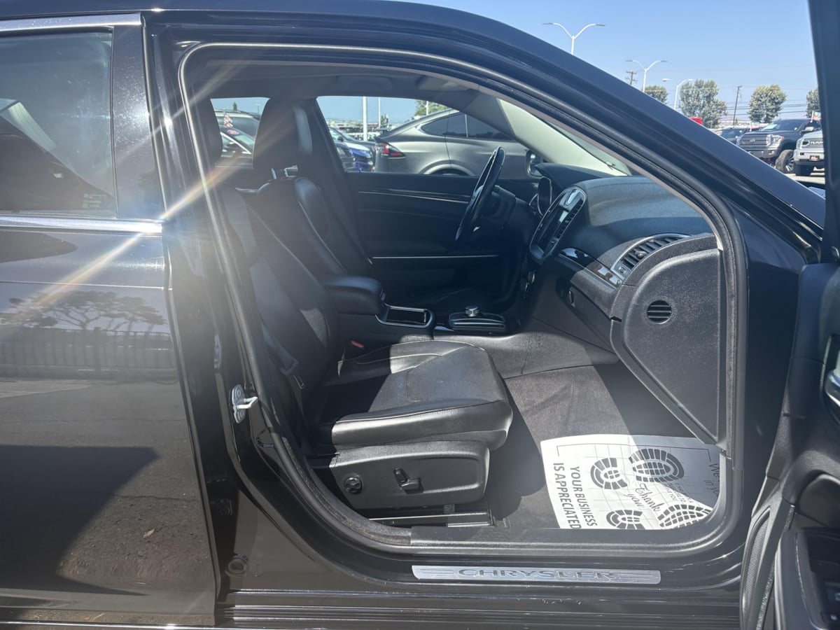 2018 Chrysler 300 Limited - Photo 16