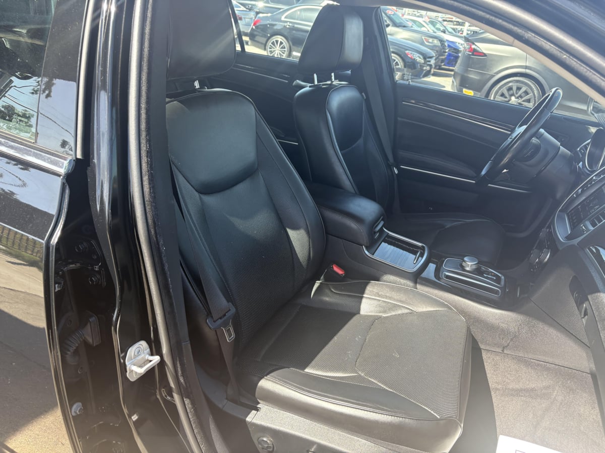 2018 Chrysler 300 Limited - Photo 17