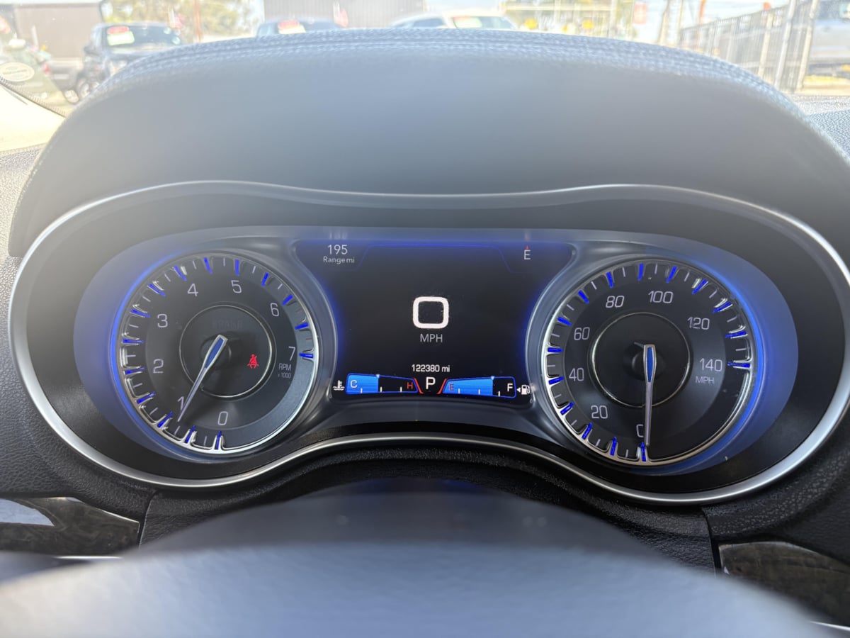 2018 Chrysler 300 Limited - Photo 18