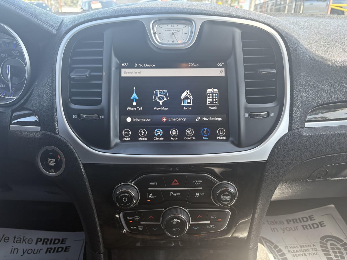 2018 Chrysler 300 Limited - Photo 19