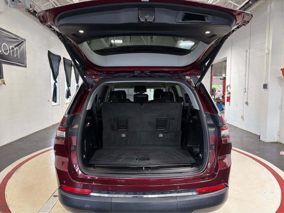 Photo 12 of this Jeep Grand Cherokee L
