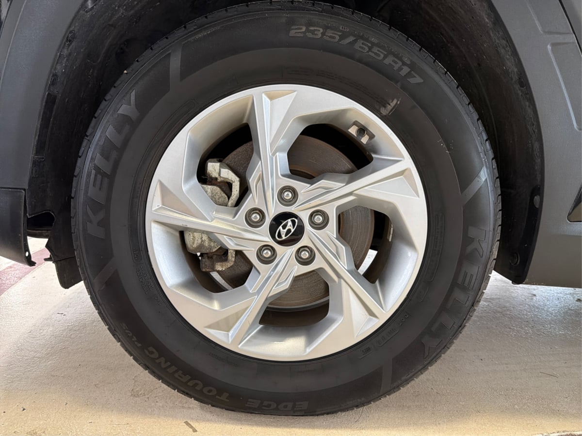 Photo 13 of this Hyundai Tucson