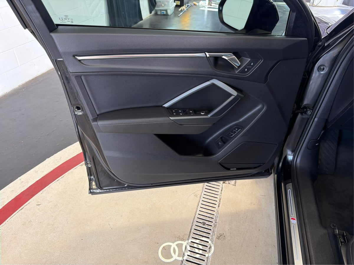 Photo 24 of this Audi Q3