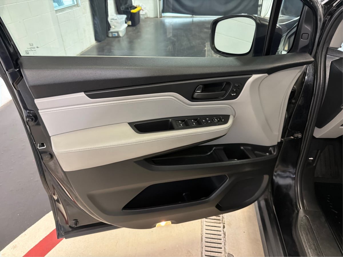 Photo 22 of this Honda Odyssey