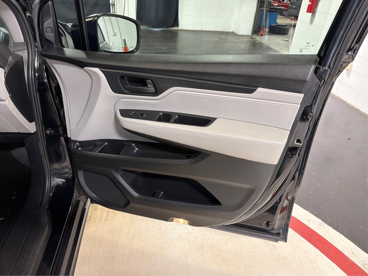 Photo 26 of this Honda Odyssey