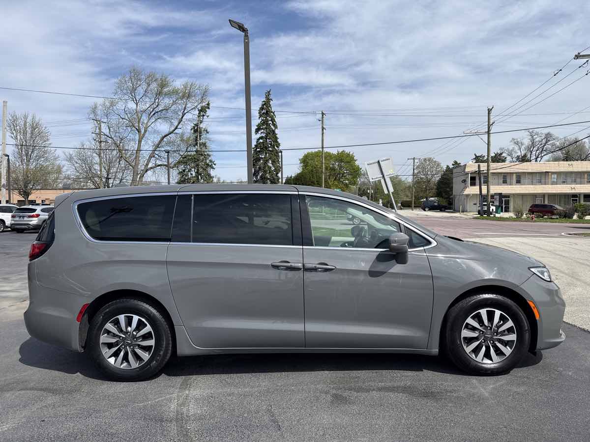 2022 Chrysler Pacifica Hybrid Touring L - Photo 2