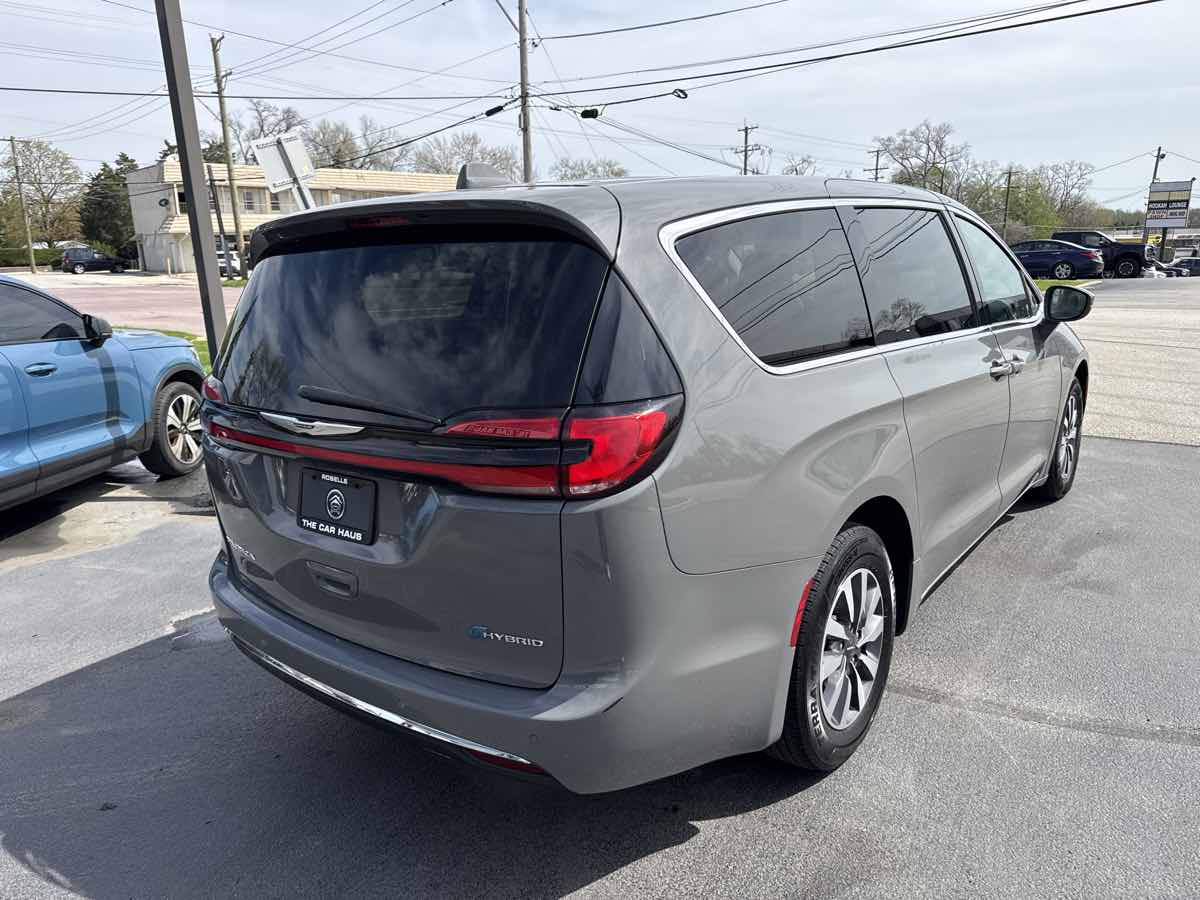 2022 Chrysler Pacifica Hybrid Touring L - Photo 3
