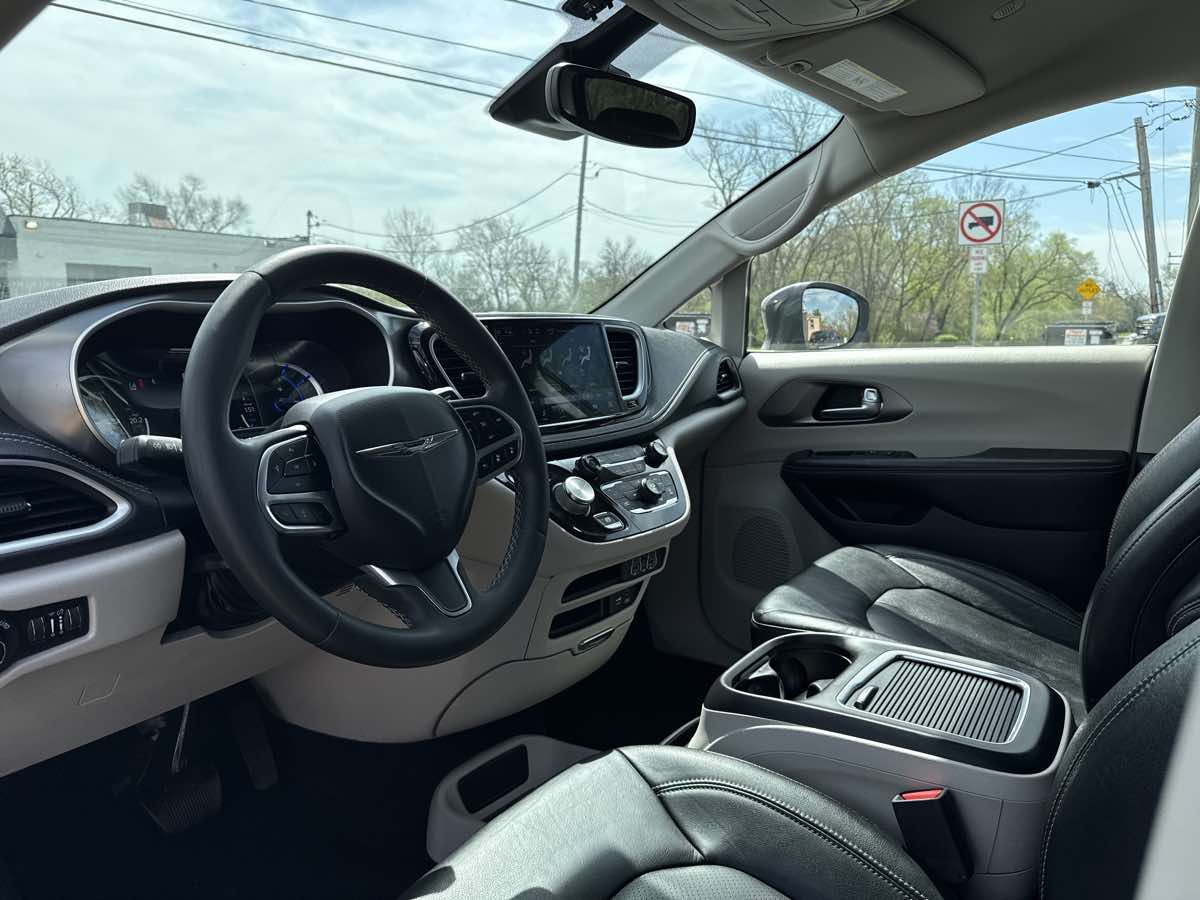 2022 Chrysler Pacifica Hybrid Touring L - Photo 10