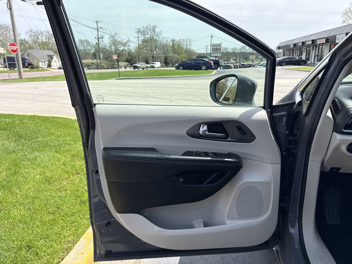2022 Chrysler Pacifica Hybrid Touring L - Photo 11