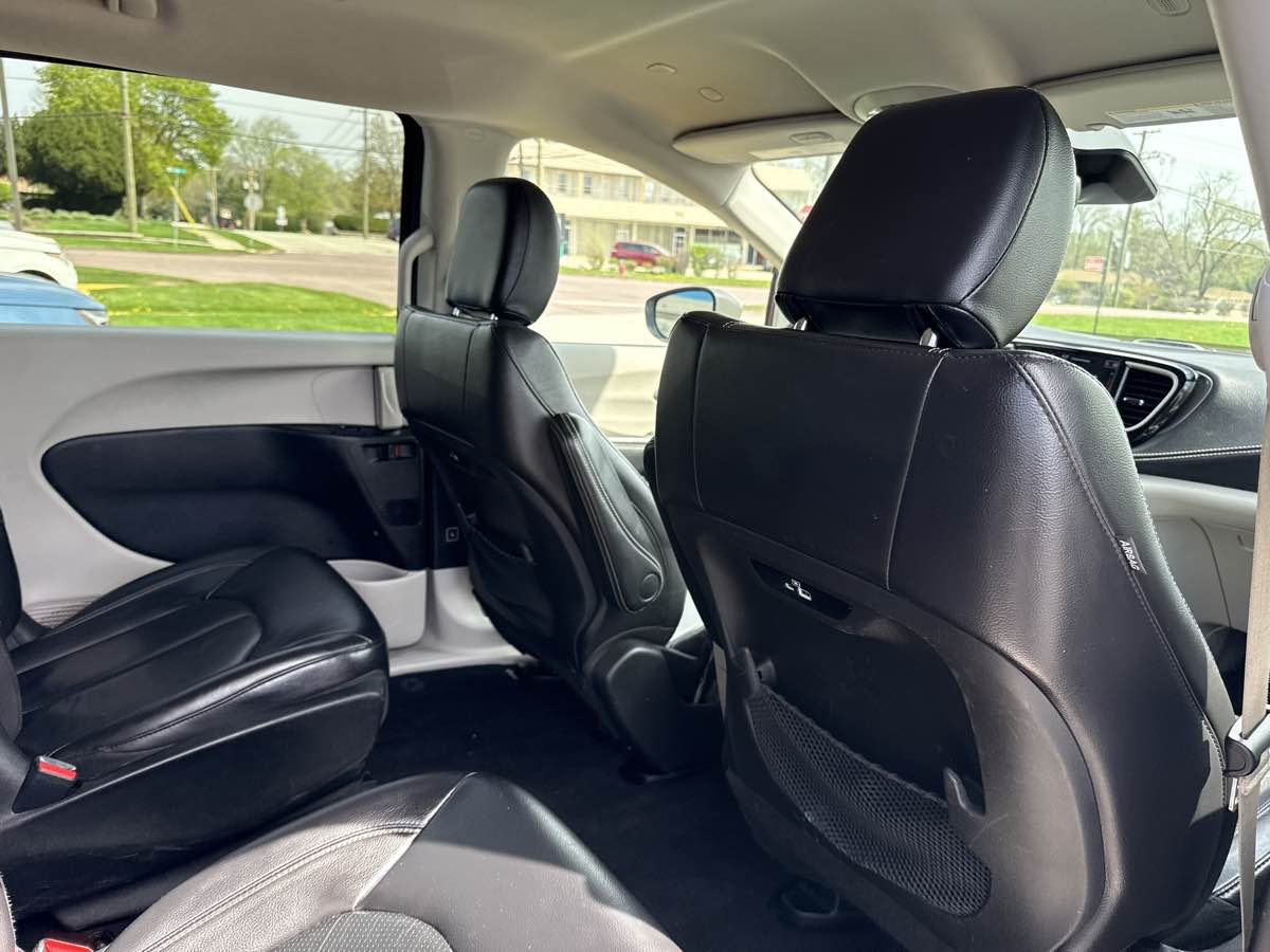 2022 Chrysler Pacifica Hybrid Touring L - Photo 18