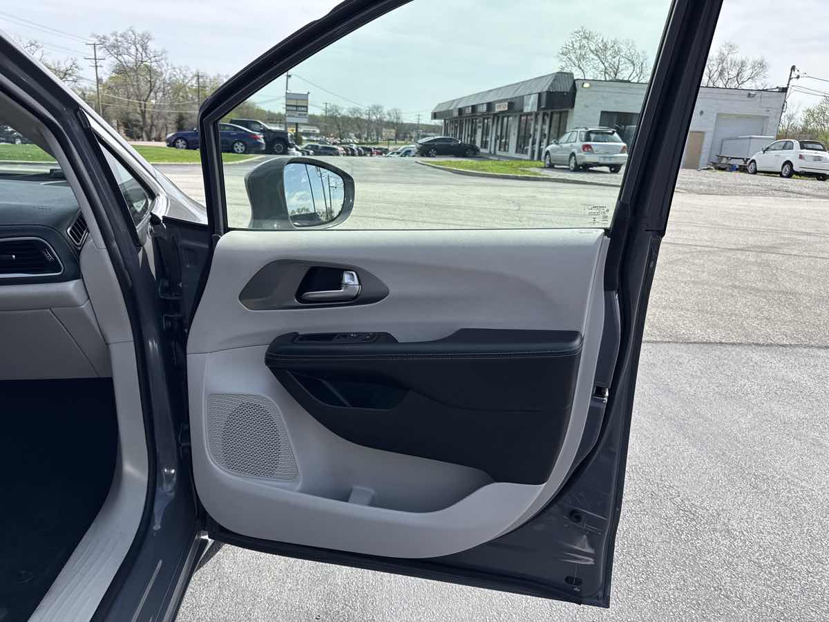 2022 Chrysler Pacifica Hybrid Touring L - Photo 22