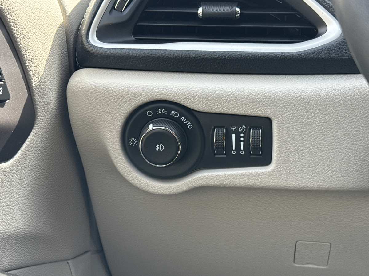 2022 Chrysler Pacifica Hybrid Touring L - Photo 28