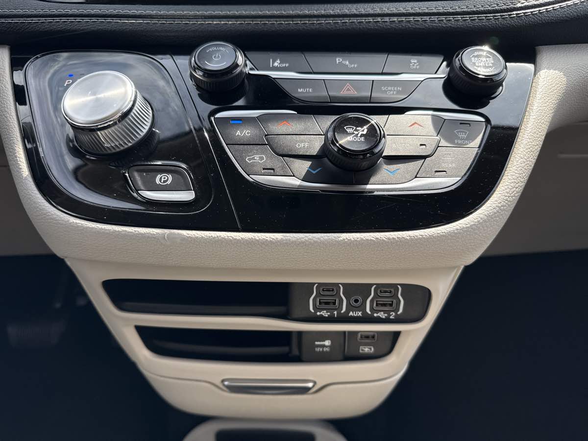2022 Chrysler Pacifica Hybrid Touring L - Photo 30