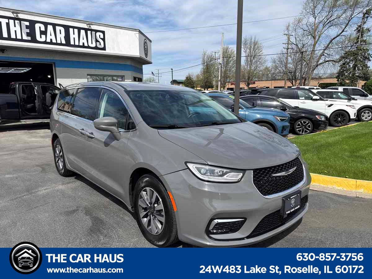 2022 Chrysler Pacifica Touring L Hybrid's photo
