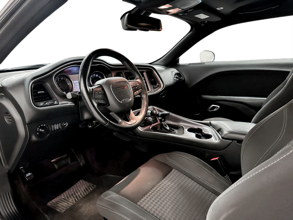 2017 Dodge Challenger SXT - Photo 8