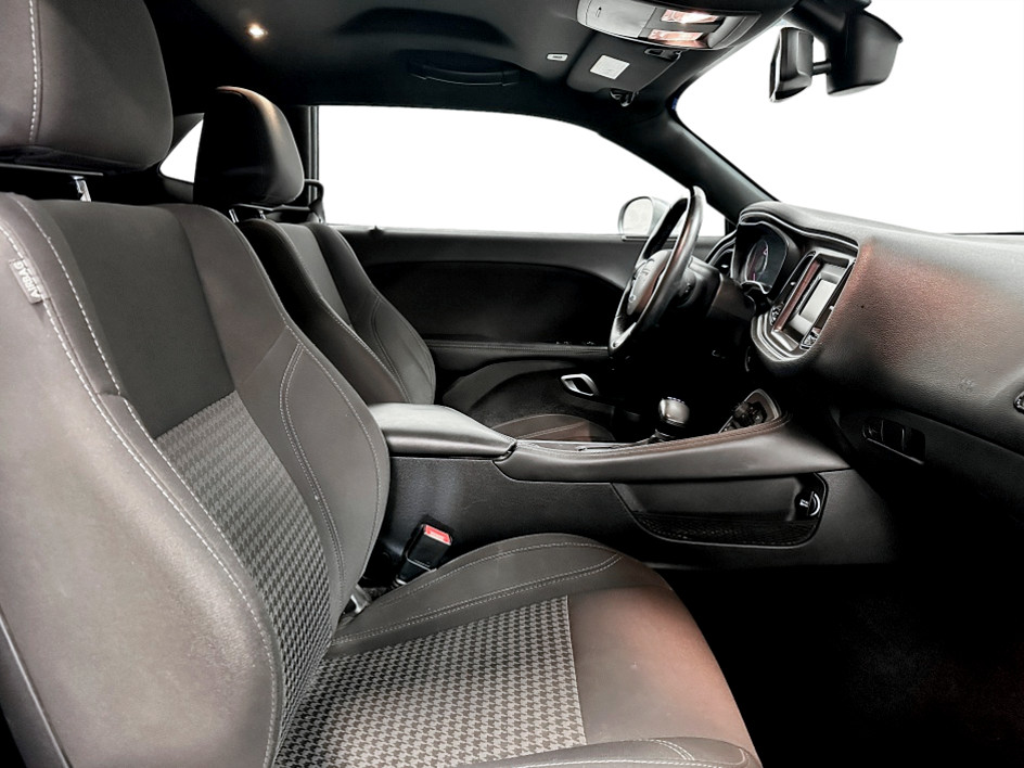 2017 Dodge Challenger SXT - Photo 15